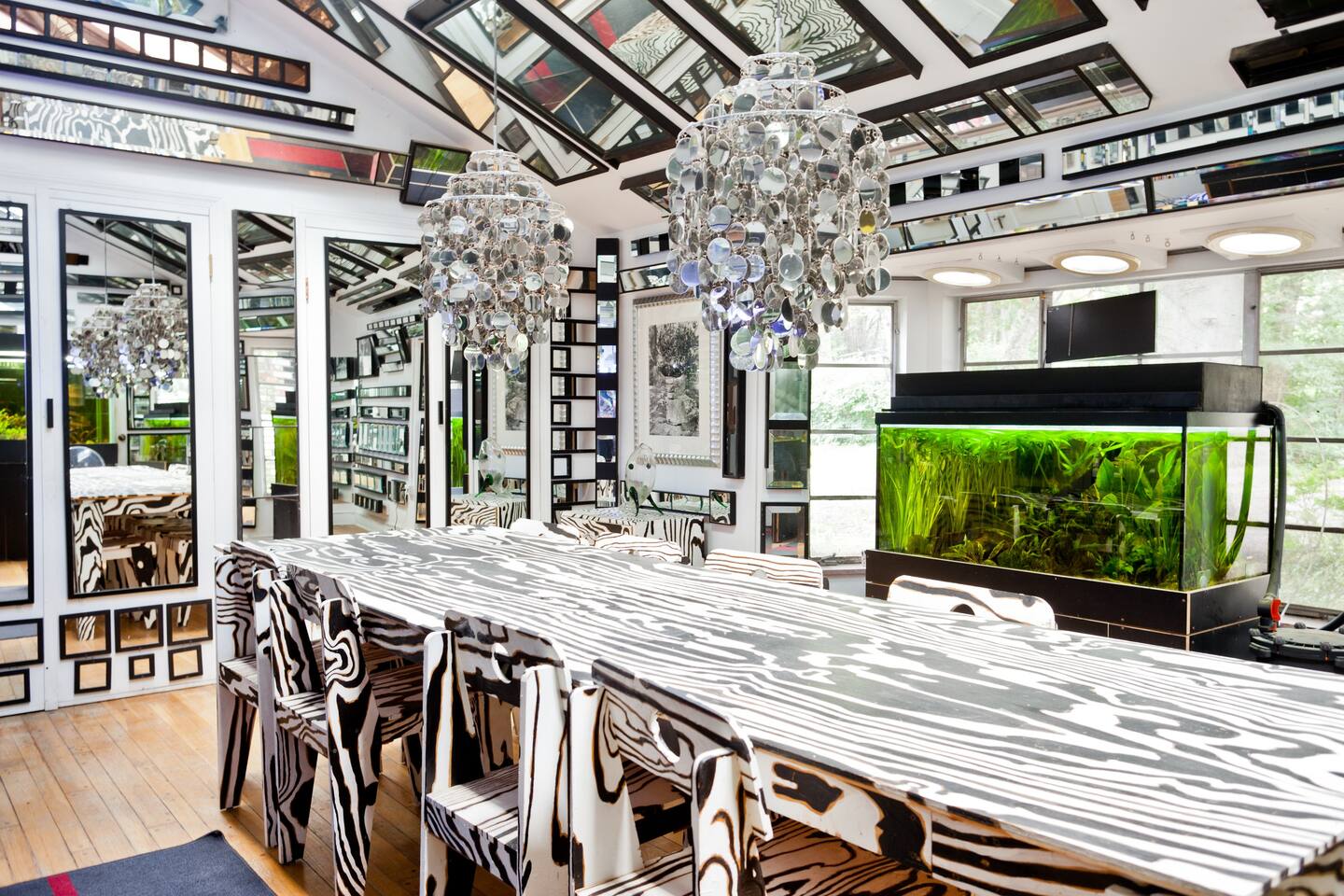 Будинок-мушля і ферма з привидами: незвичайні будинки для оренди по всьому світу