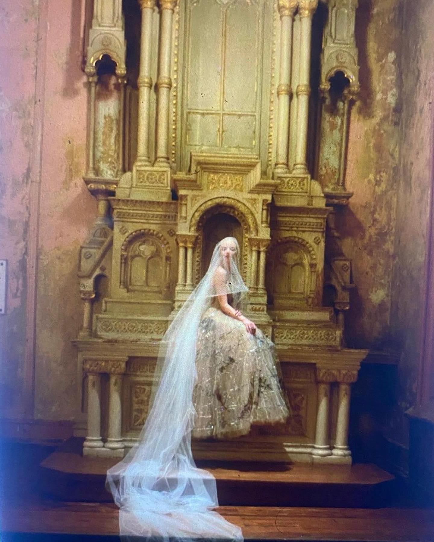 Зірка серіалу "Хід королеви" показала кадри з таємного весілля