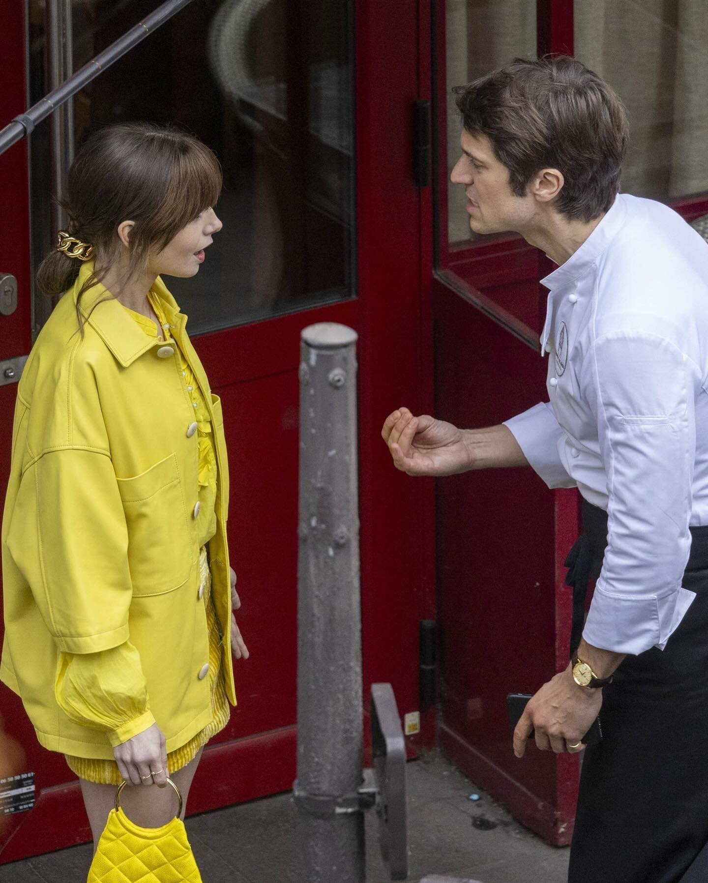 Звезды сериала &quot;Эмили в Париже&quot; показали фото со съемок в цветах украинского флага