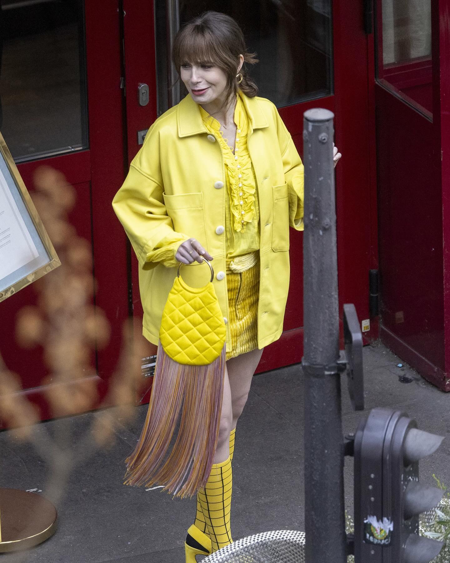 Звезды сериала &quot;Эмили в Париже&quot; показали фото со съемок в цветах украинского флага