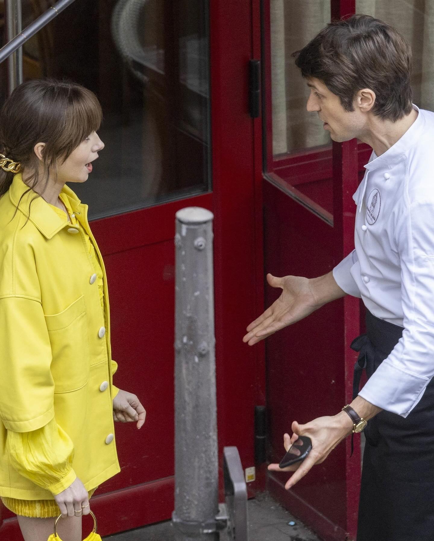 Звезды сериала &quot;Эмили в Париже&quot; показали фото со съемок в цветах украинского флага