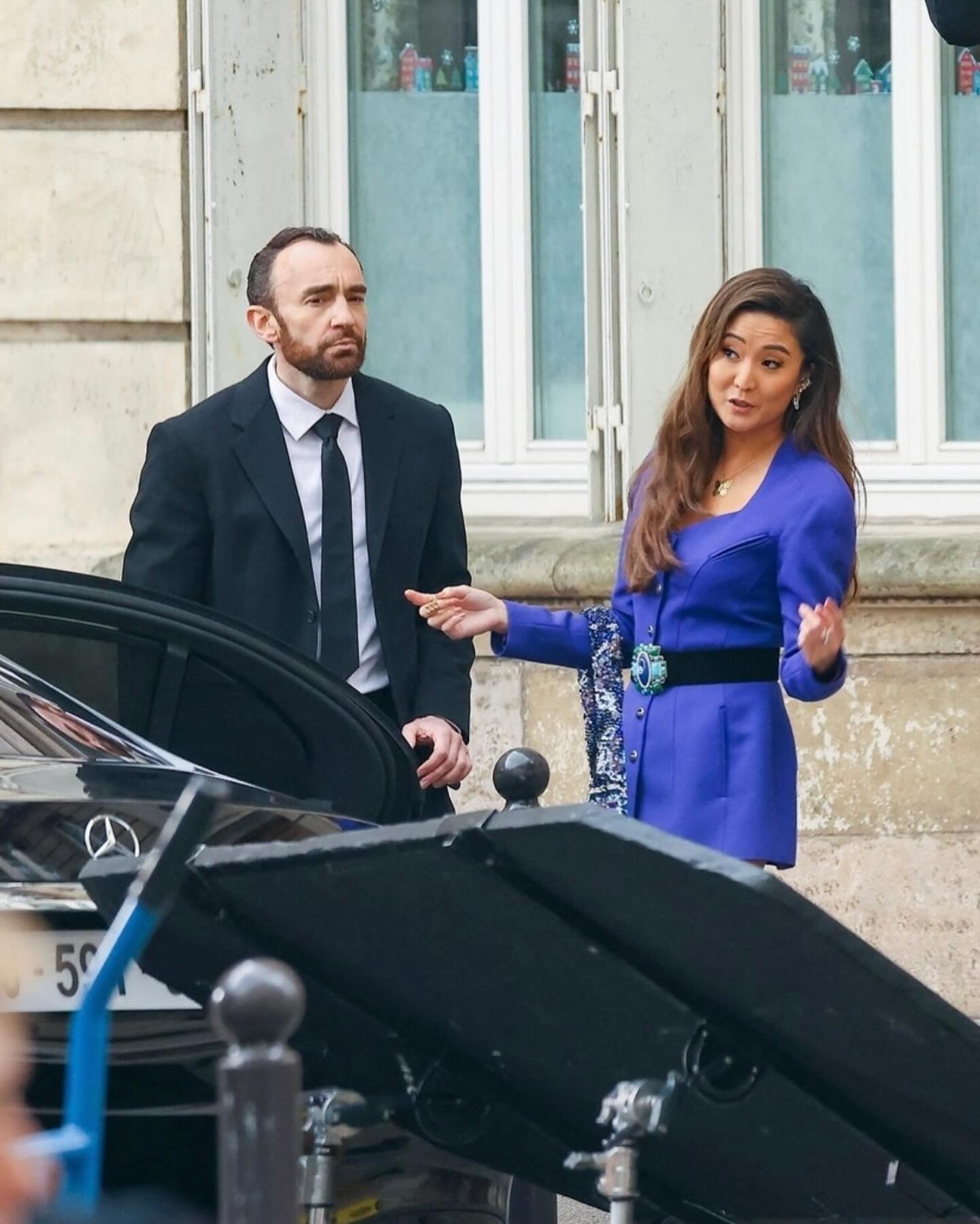 Звезды сериала &quot;Эмили в Париже&quot; показали фото со съемок в цветах украинского флага