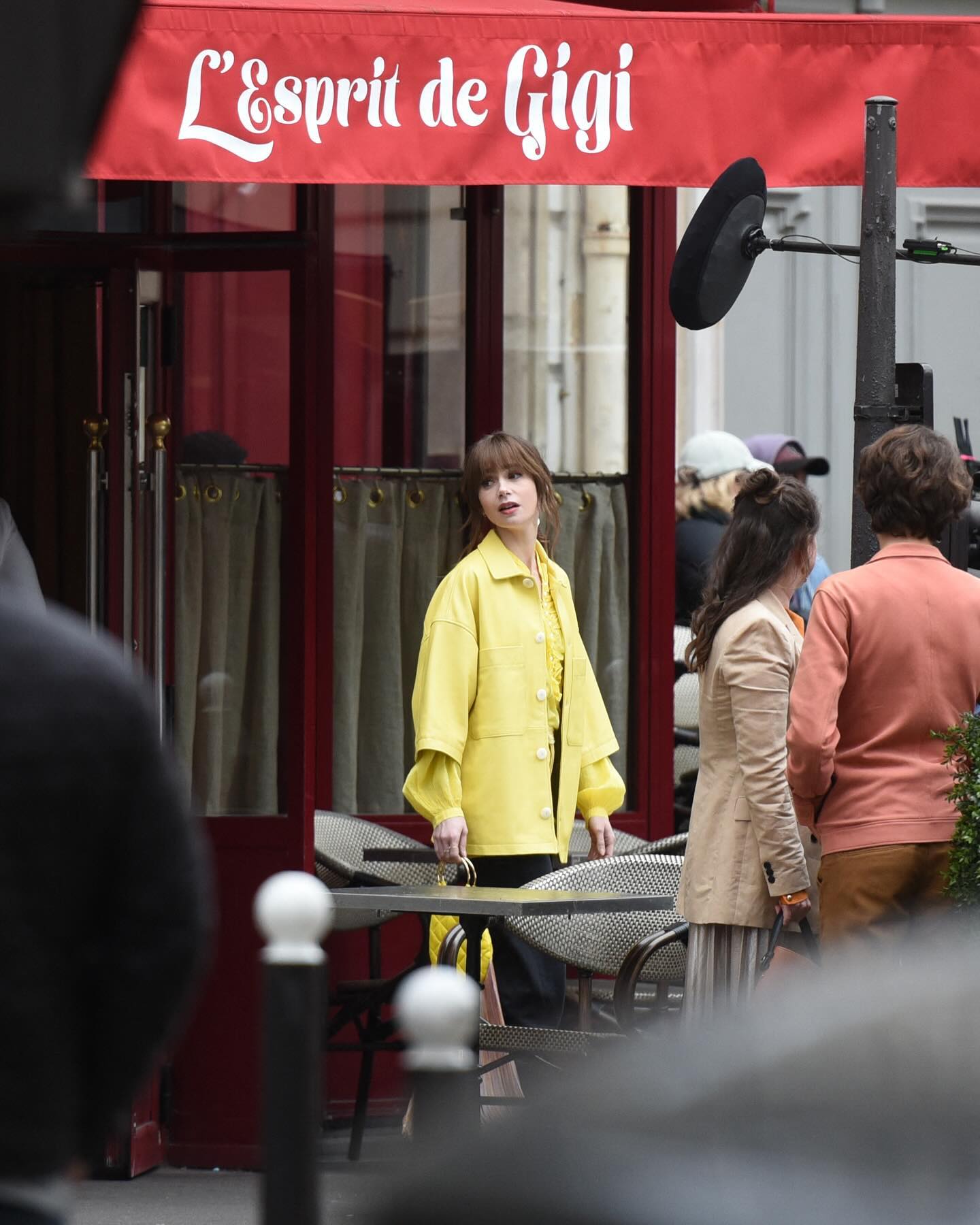 Звезды сериала &quot;Эмили в Париже&quot; показали фото со съемок в цветах украинского флага