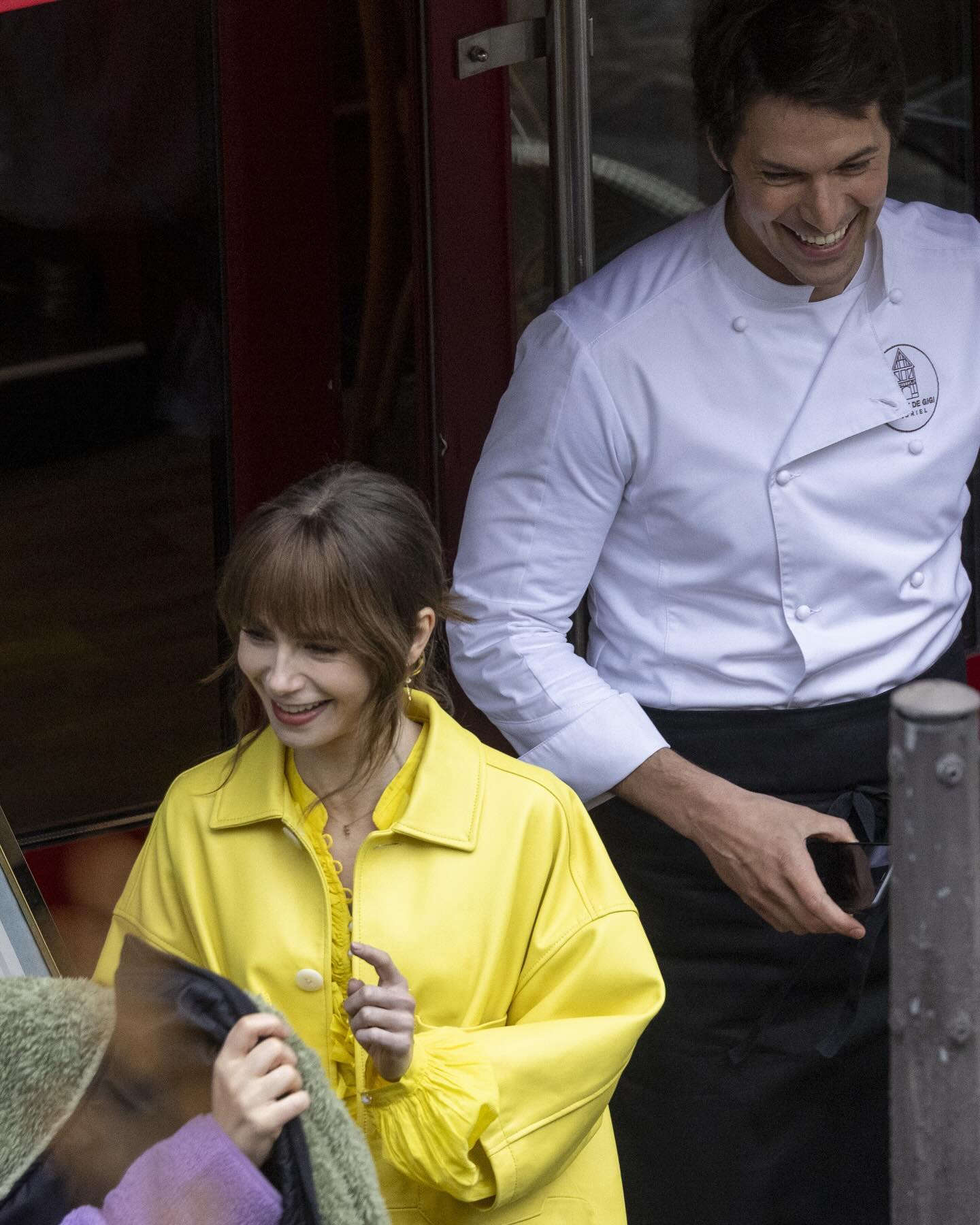 Звезды сериала &quot;Эмили в Париже&quot; показали фото со съемок в цветах украинского флага