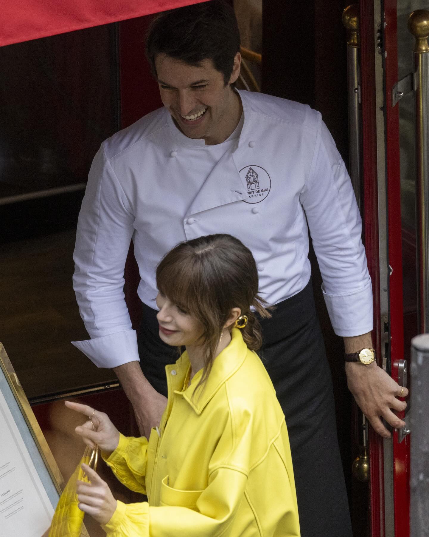 Звезды сериала &quot;Эмили в Париже&quot; показали фото со съемок в цветах украинского флага