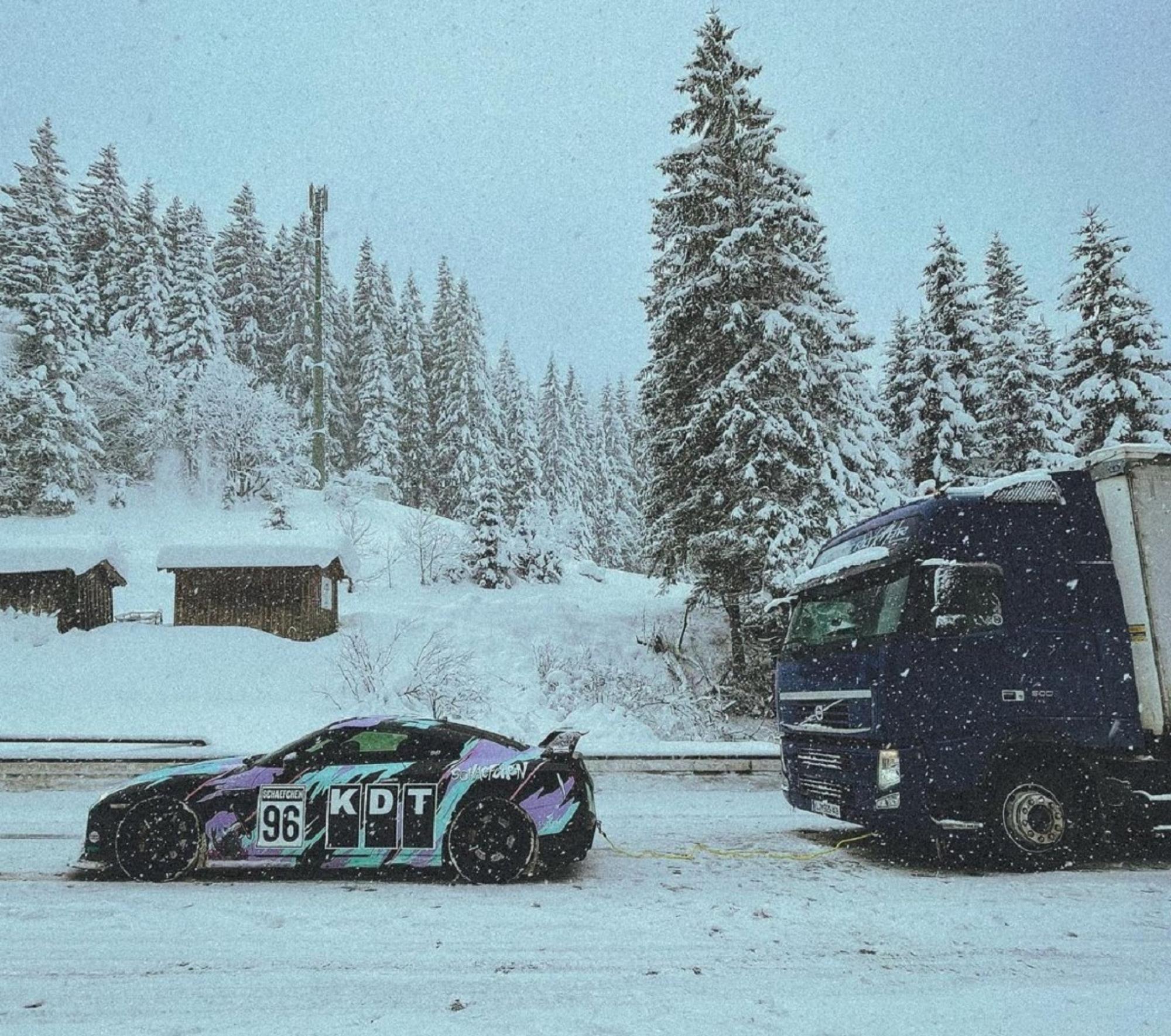 Давид і Голіаф: 1000-сильний суперкар Nissan GT-R визволив фуру зі снігового полону