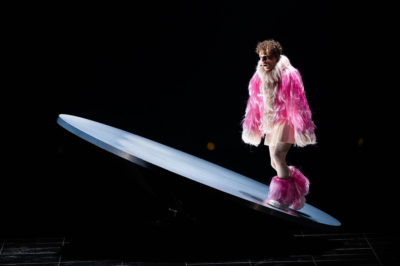 Епатажний Nemo, якому &quot;дихає в спину&quot; Україна, &quot;розірвав&quot; сцену Євробачення