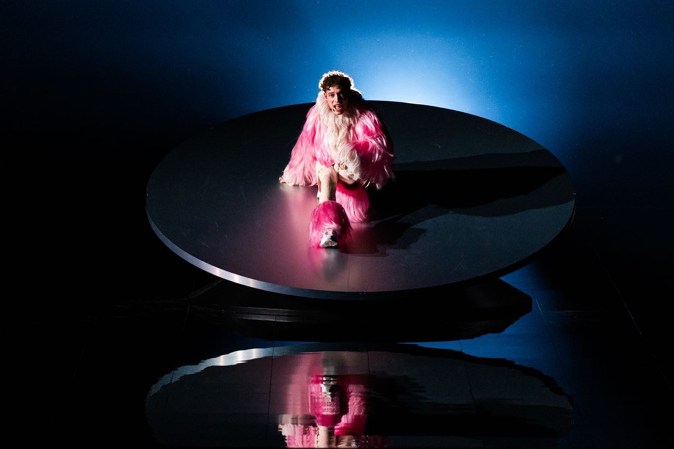 Эпатажный участник Евровидения 2024 Nemo покорил образом Эммы Робертс из фильма &quot;Королева Крика&quot;