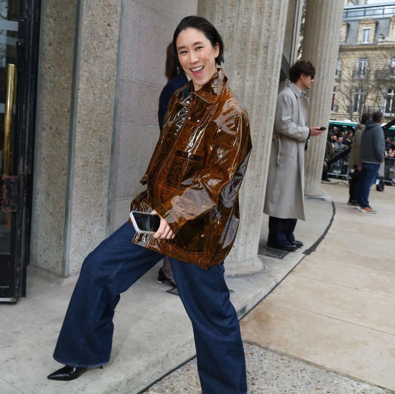 Известная инфлюэнсерша прогулялась по улицам Парижа в жакете от украинского бренда (фото)