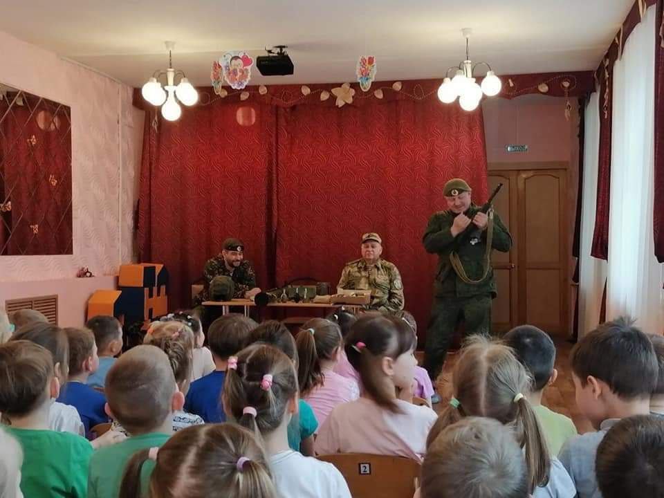 Методы НКВД и павлики морозовы: в России &quot;промывают&quot; мозги детям в садиках