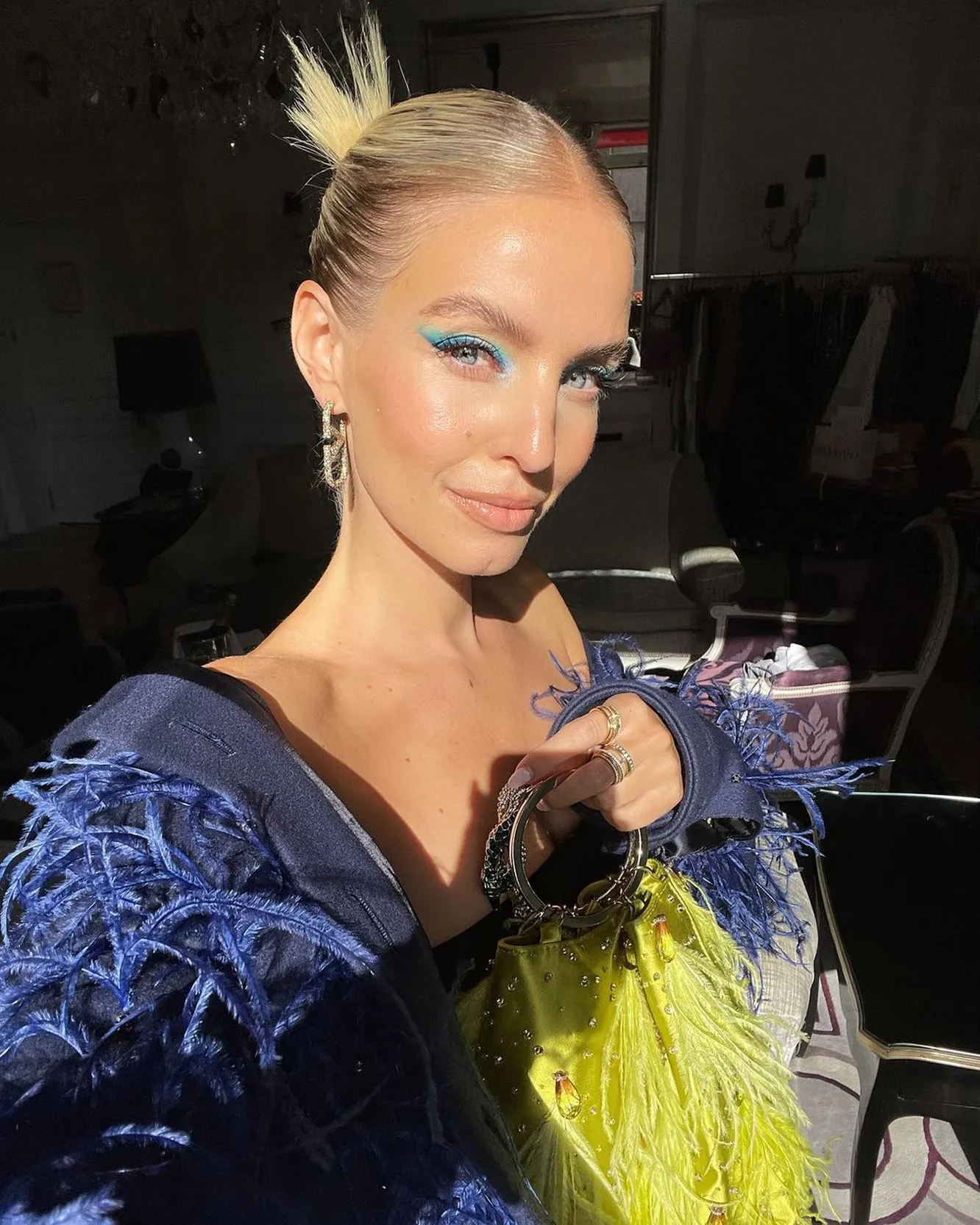 Как носить одежду с логотипами: 4 модных способа