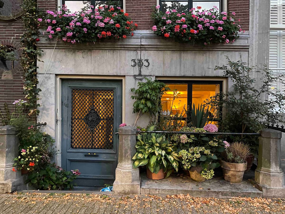 Колоритные отели и домики 17 века. Во сколько обойдется путешествие в Амстердам после рекордного спада цен