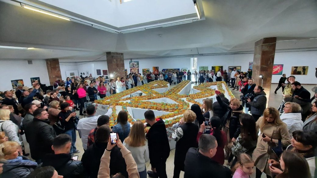 Во Львове создали самый большой тризуб из пасок: смотрите, как установили новый рекорд Украины