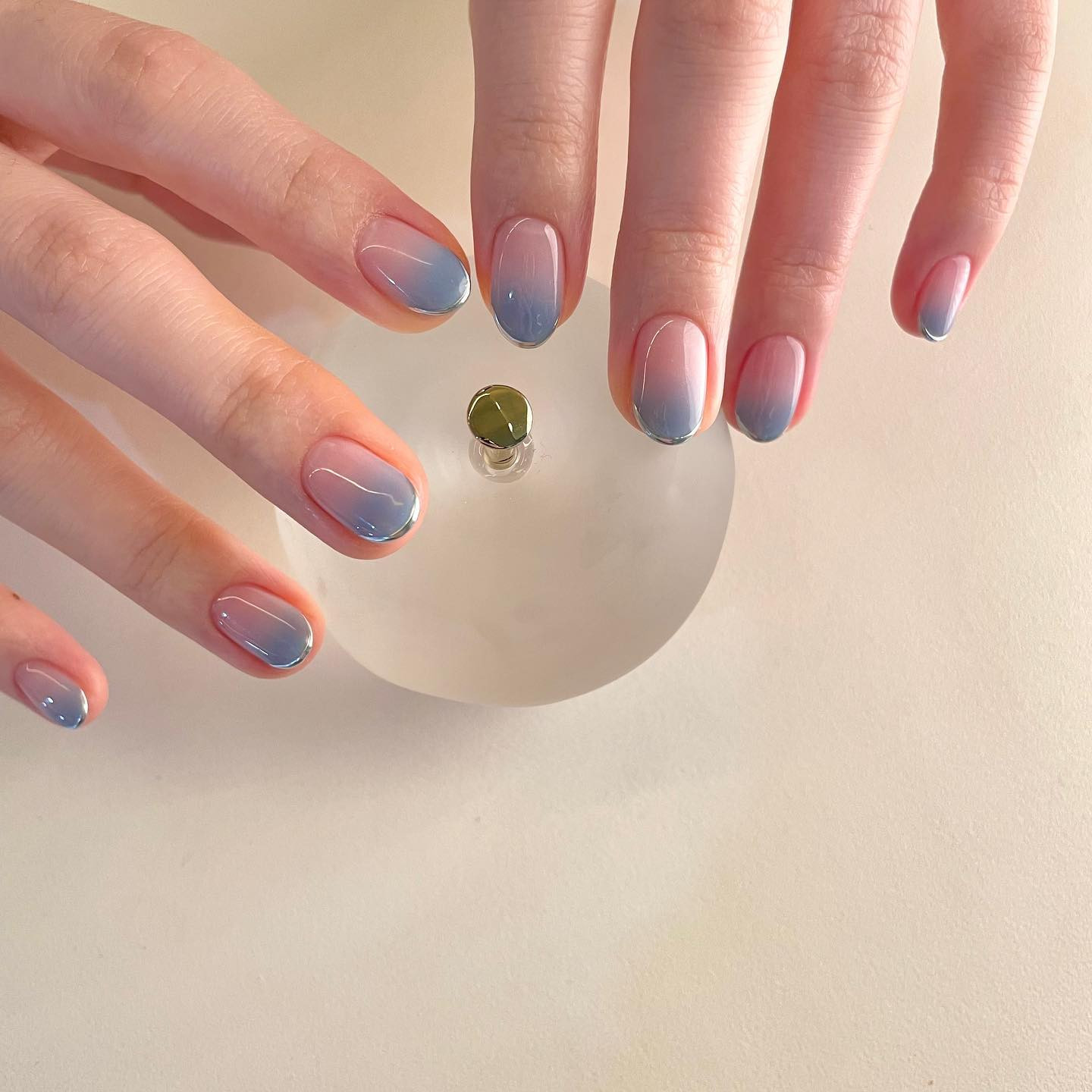 Ніхто й не помітить: дизайни манікюру, де не видно, що він відріс