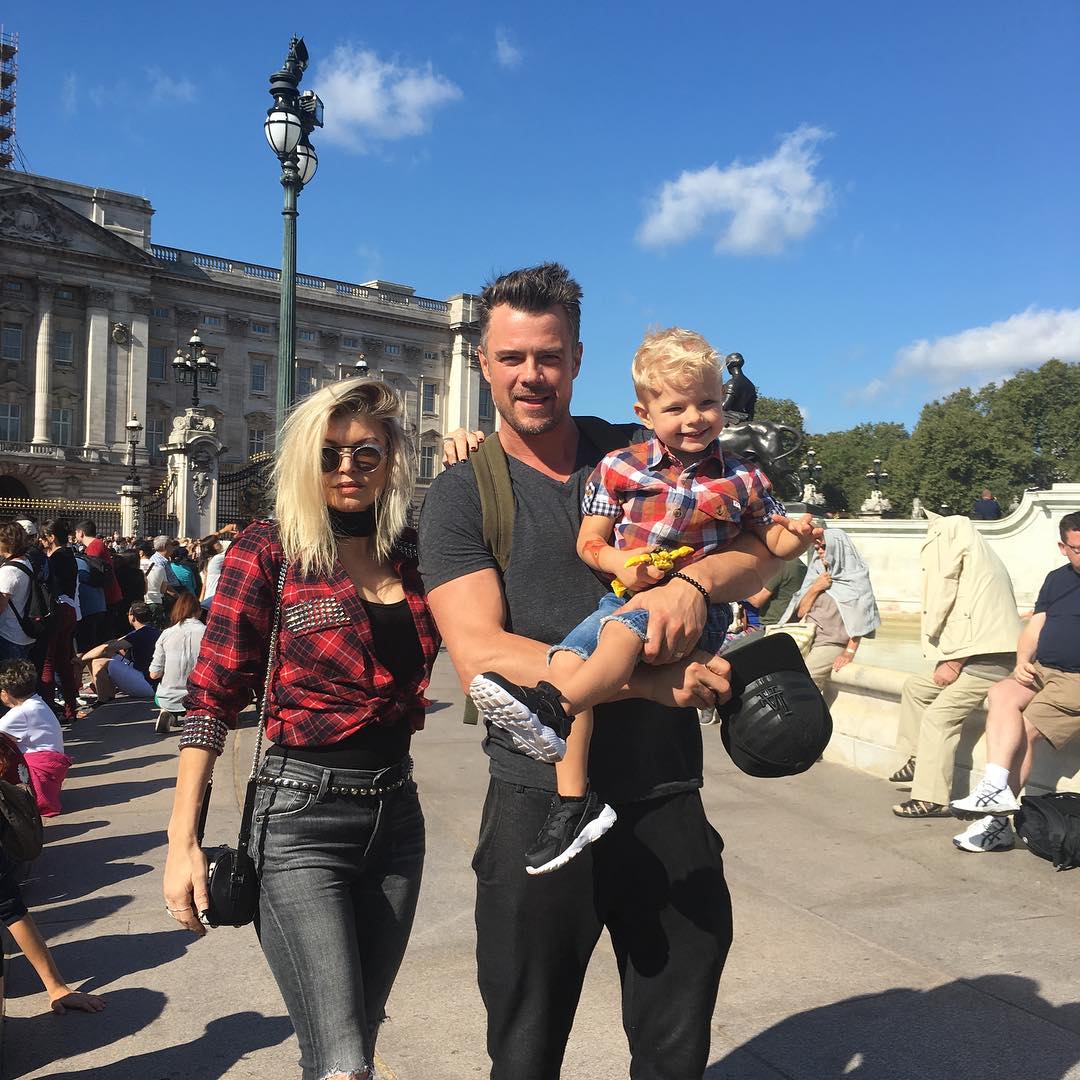 5 звездных красавиц, которые вышли замуж за поклонников