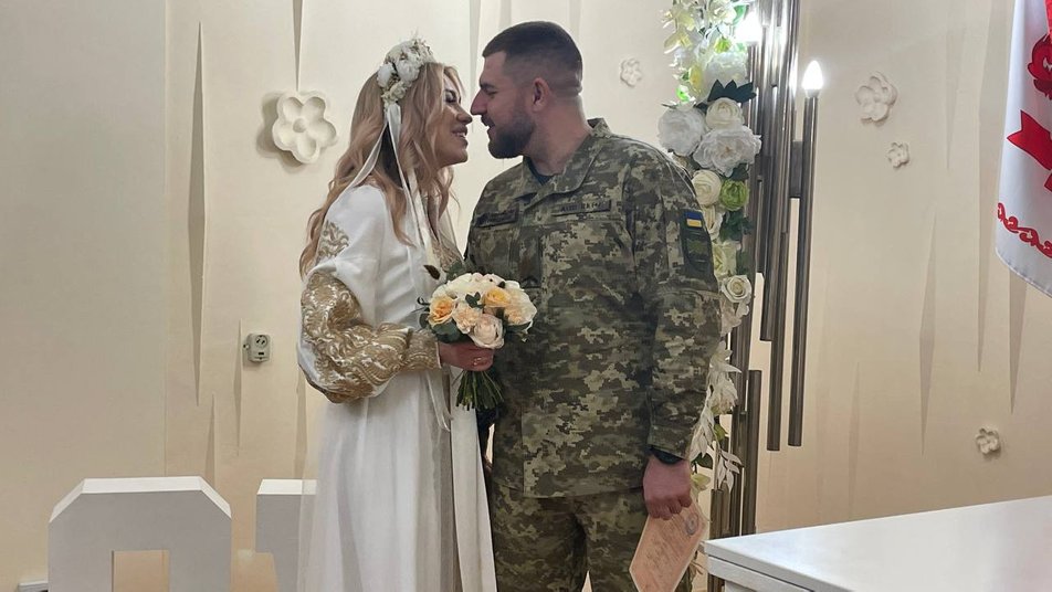 &quot;Всі переправи та дороги розбиті&quot;: боєць ЗСУ їхав на танку, щоб встигнути на своє весілля