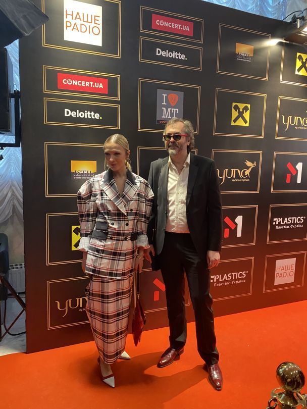 В праздничных нарядах и с маленьким сыном. Василиса Фролова показала фото со свадьбы