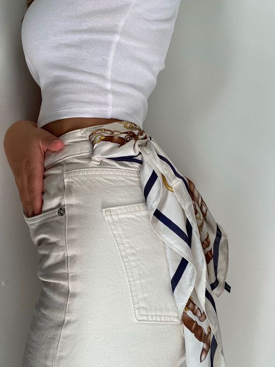 Платок - хит сезона! Как носить этот стильный аксессуар: яркие примеры с фото