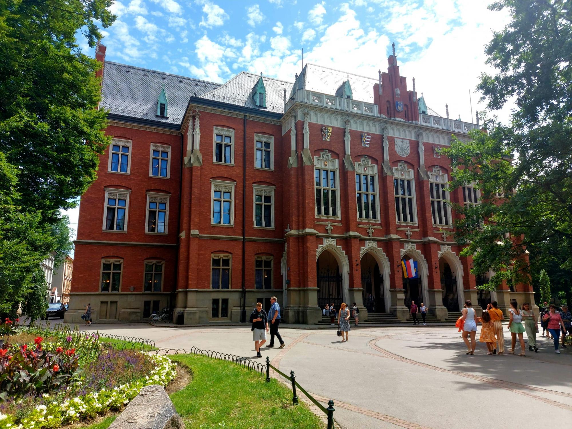 Як українцям вступити в університет в Польщі: зміни 2023 року