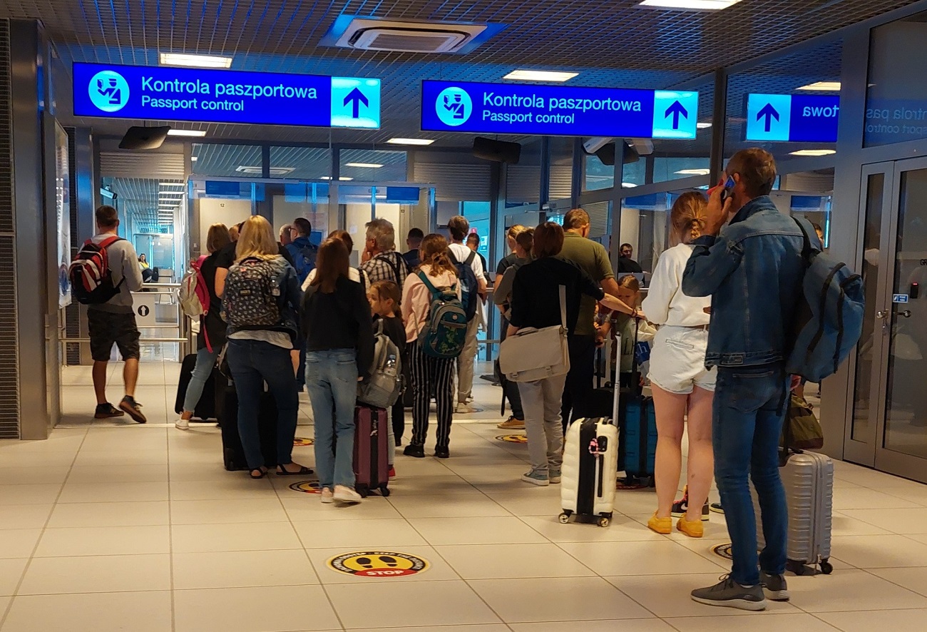 Поїзди та автобуси. Як доїхати з України до найближчих аеропортів