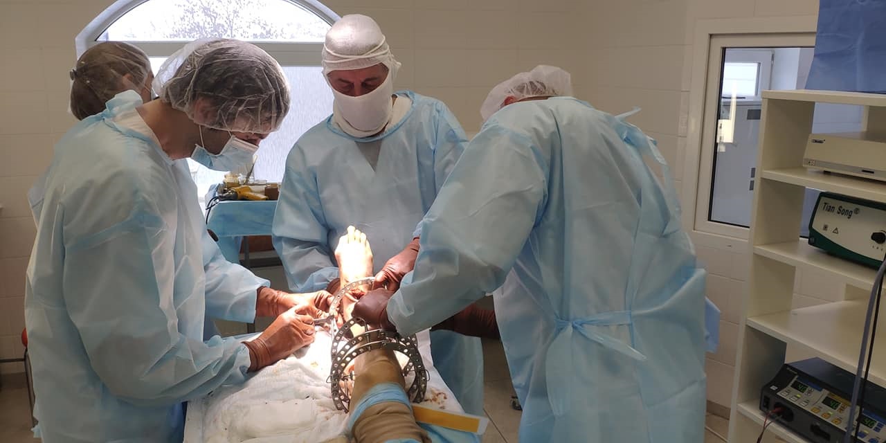 &quot;Ходитимуть своєю ногою, а не протезом&quot;. Як в Україні відновлюють кістки військовим