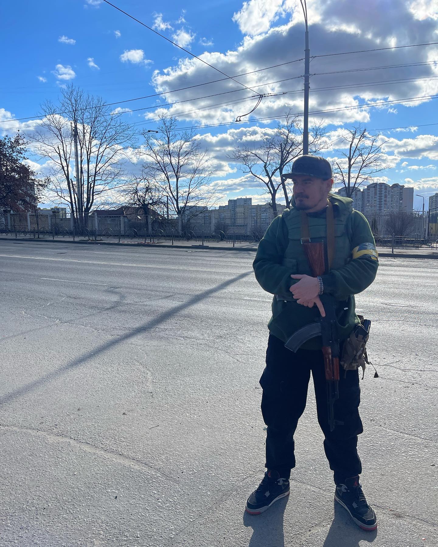 Зірки шоу-бізнесу, які захищають Україну зі зброєю в руках