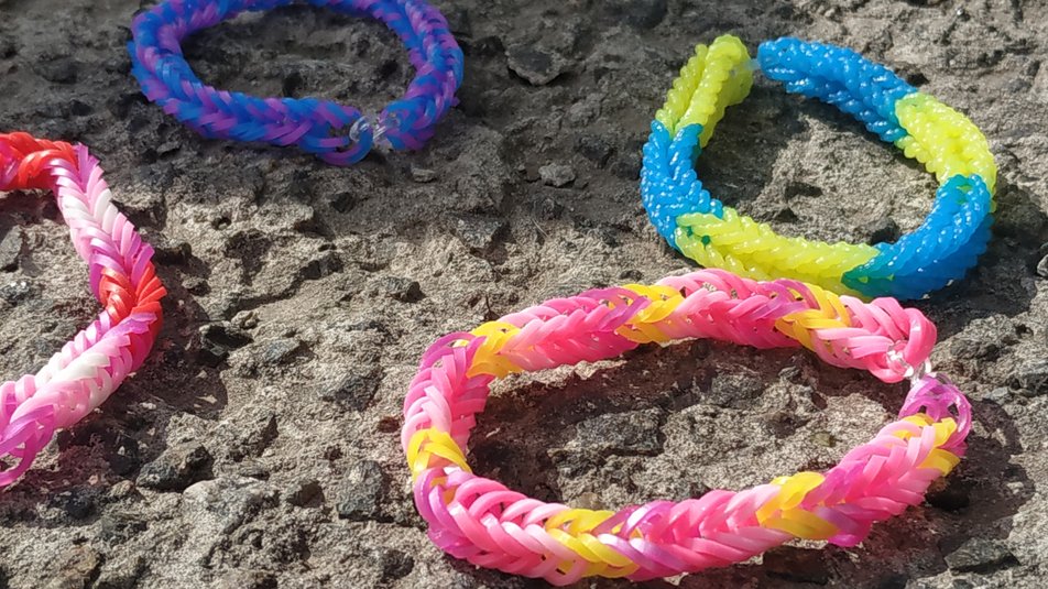 Маленький українець виготовляє і продає браслети, щоб допомогти ЗСУ (фото)