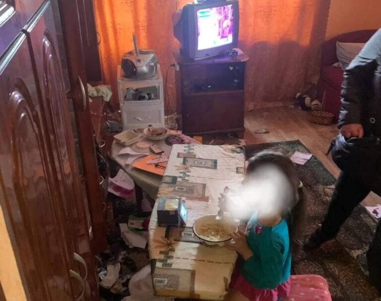 Жили среди мусора, без еды и страдали от вшей: в Кривом Роге у женщины изъяли троих детей
