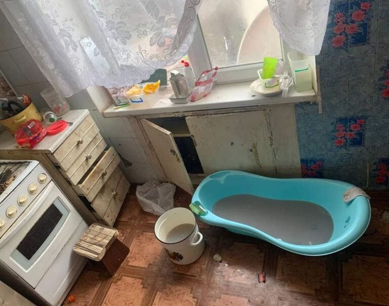 Жили среди мусора, без еды и страдали от вшей: в Кривом Роге у женщины изъяли троих детей