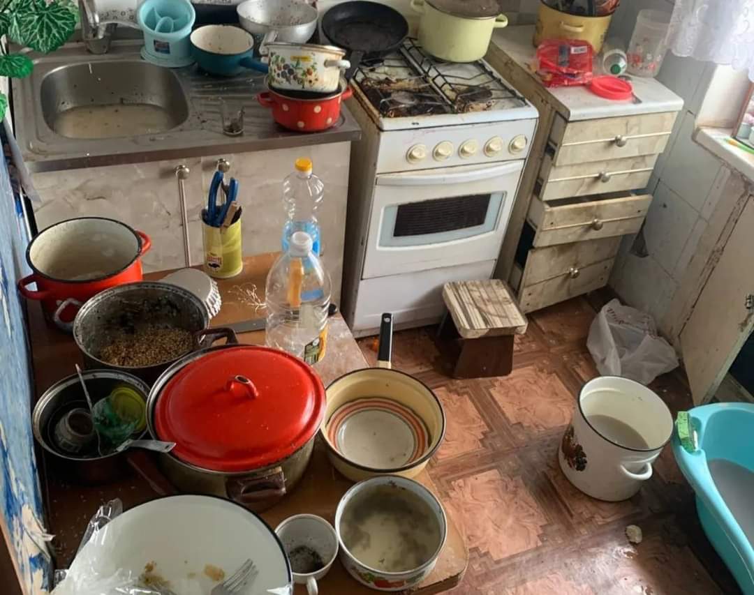 Жили среди мусора, без еды и страдали от вшей: в Кривом Роге у женщины изъяли троих детей