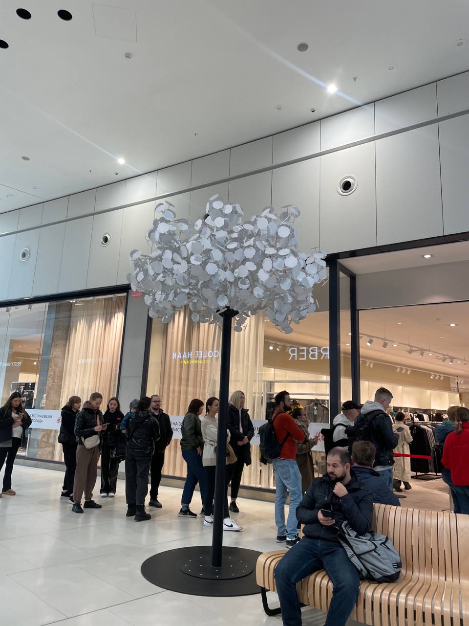 H&M повернувся до України: фото та відео черг та емоції модників