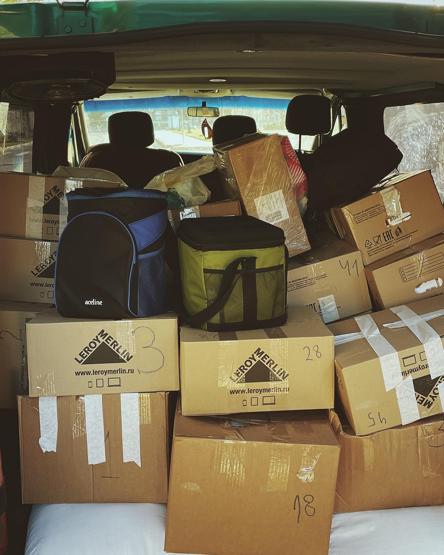 Российский рэпер-противник войны хвастается раздачей гуманитарки в оккупированном Херсоне (фото)