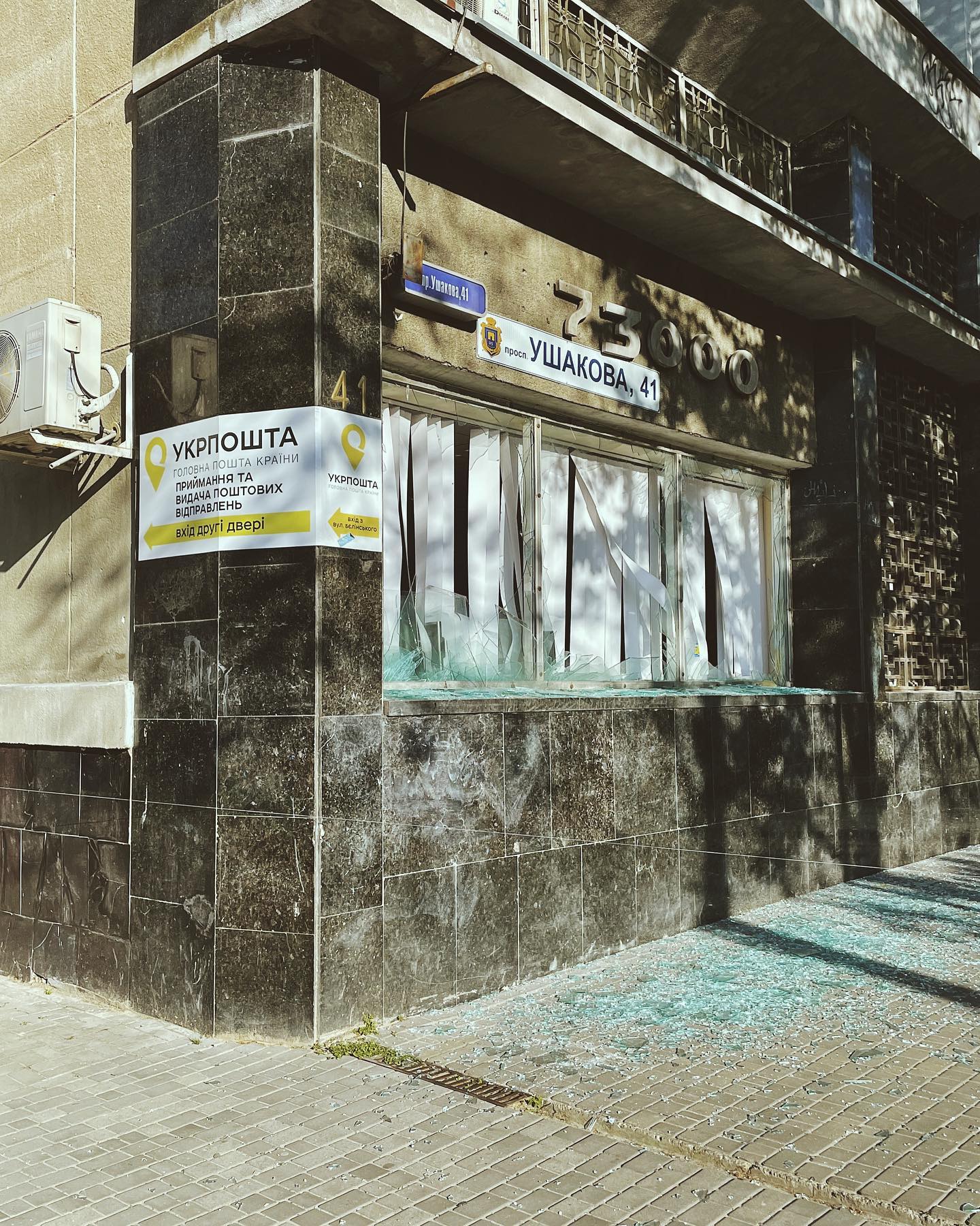 Российский рэпер-противник войны хвастается раздачей гуманитарки в оккупированном Херсоне (фото)