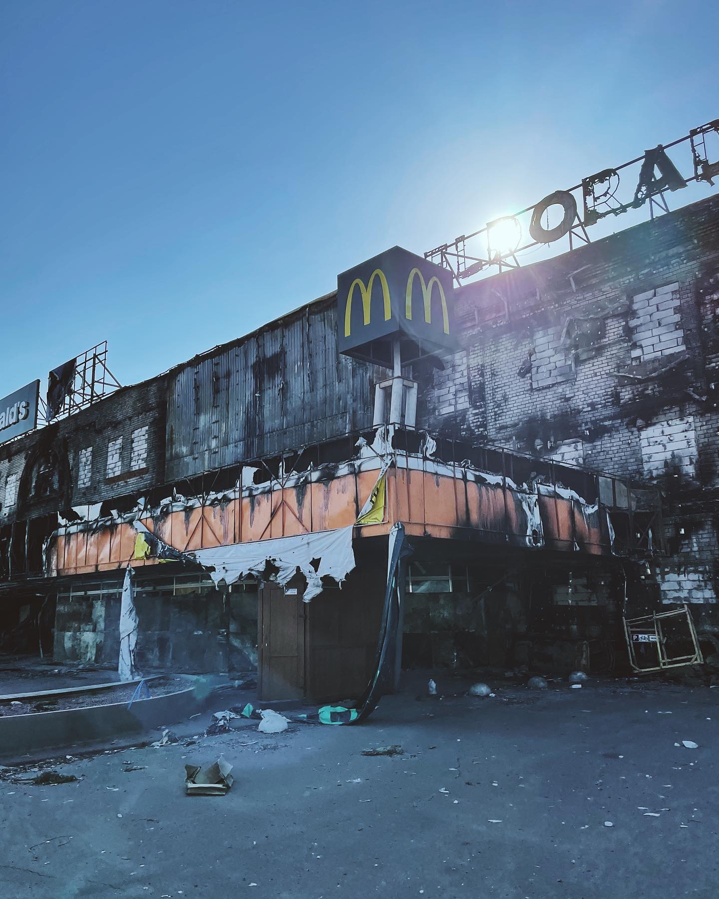 Российский рэпер-противник войны хвастается раздачей гуманитарки в оккупированном Херсоне (фото)