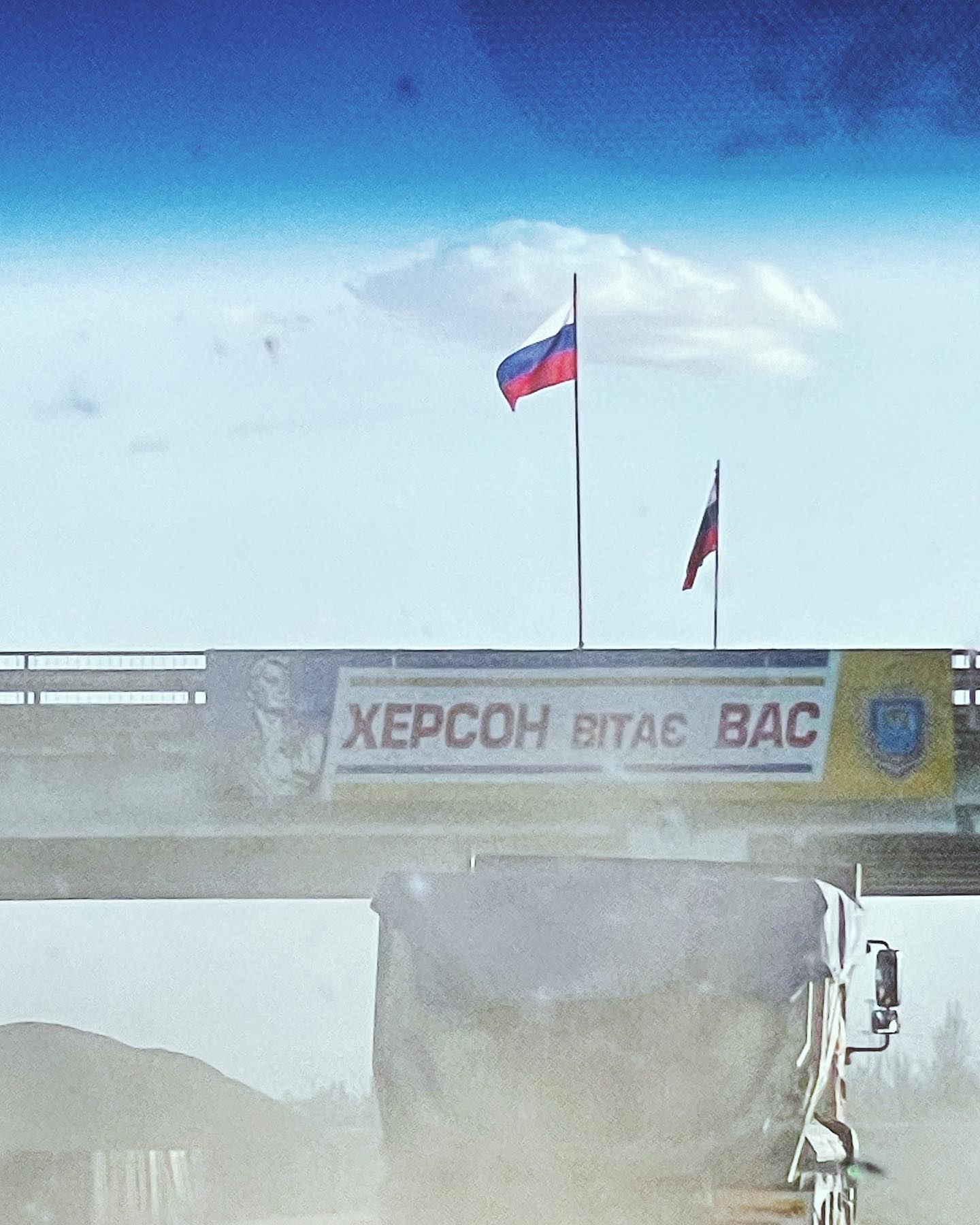 Российский рэпер-противник войны хвастается раздачей гуманитарки в оккупированном Херсоне (фото)