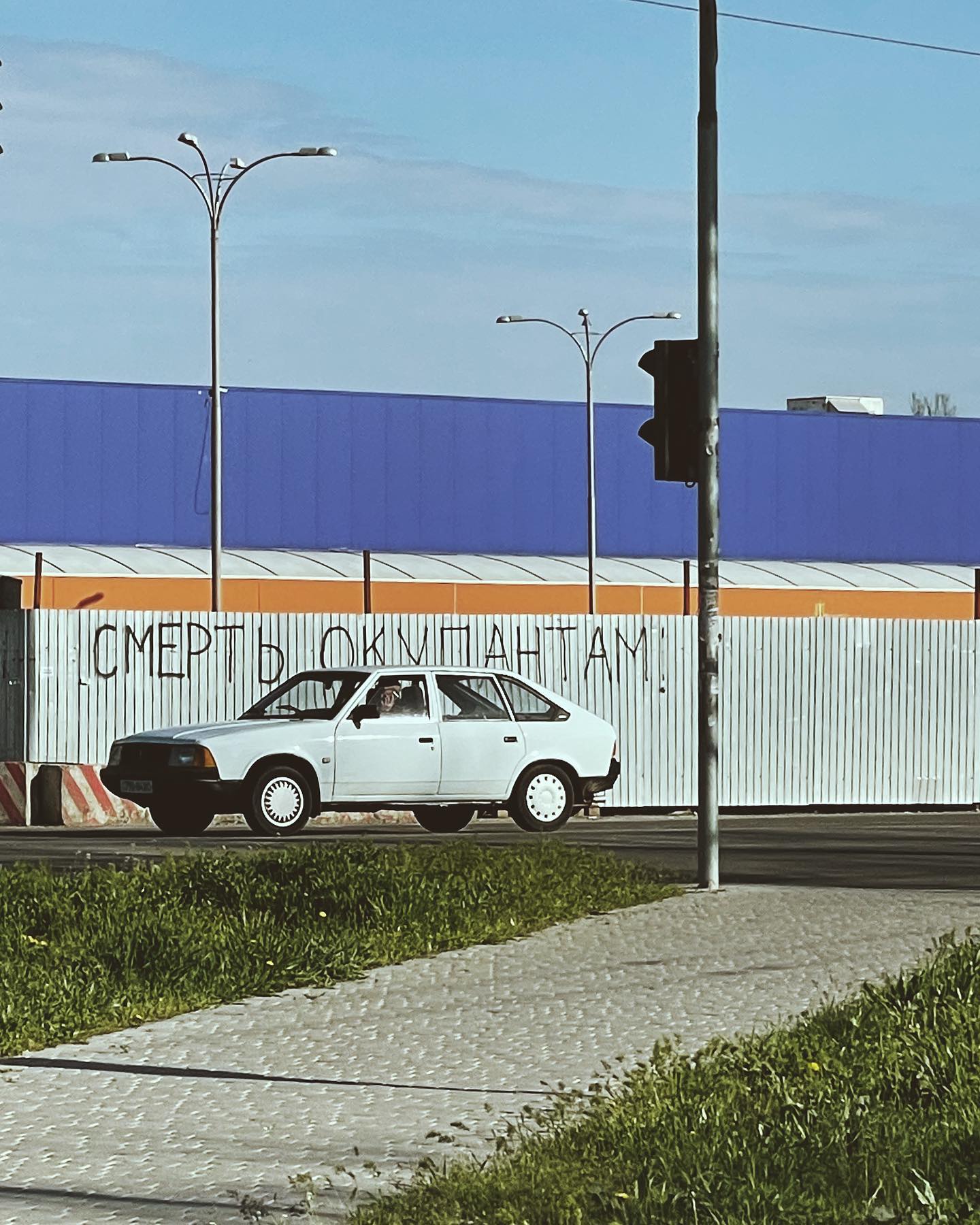 Российский рэпер-противник войны хвастается раздачей гуманитарки в оккупированном Херсоне (фото)