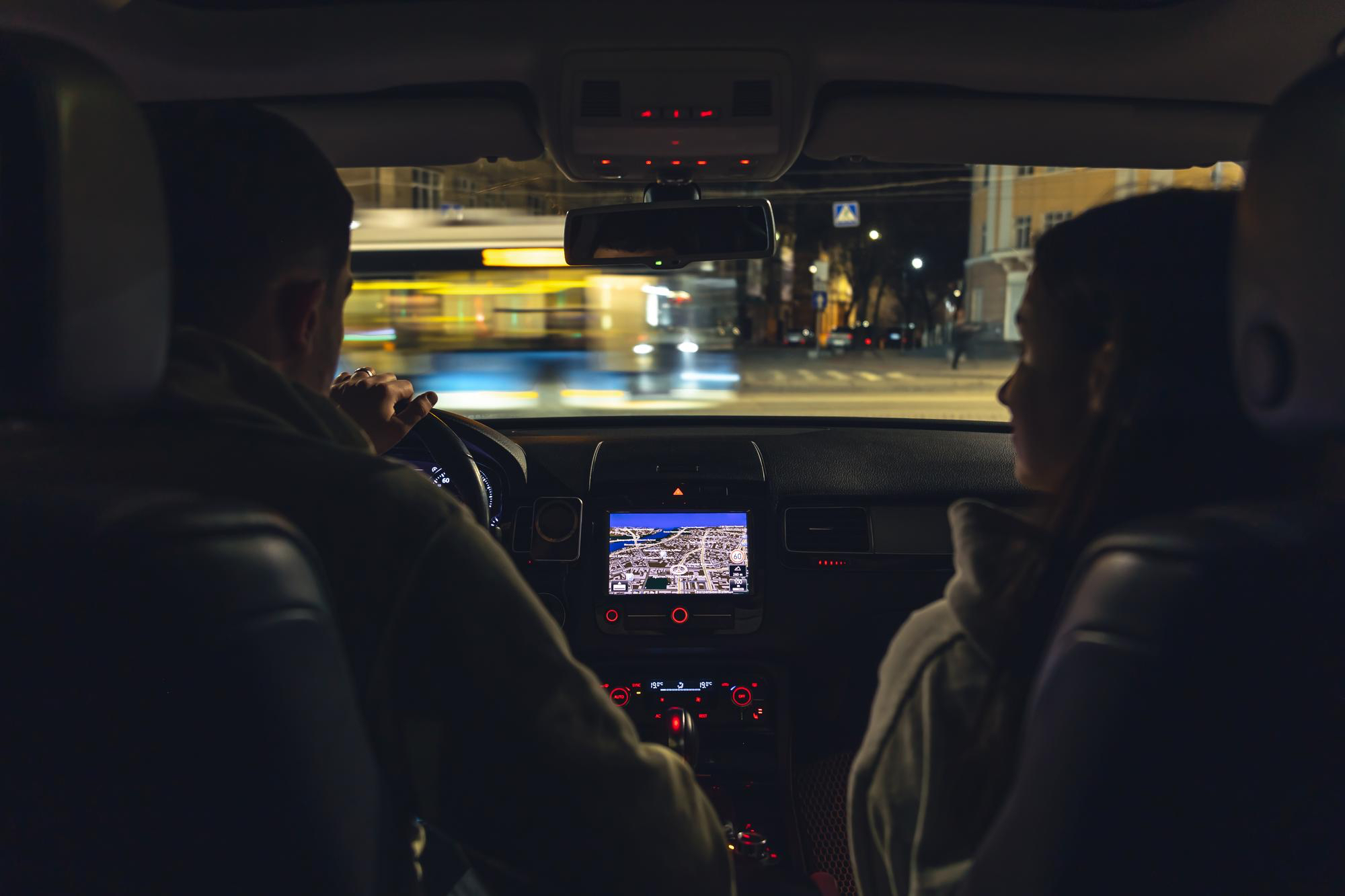 Влияют на безопасность водителя и пассажиров: лайфхаки для безопасной езды ночью