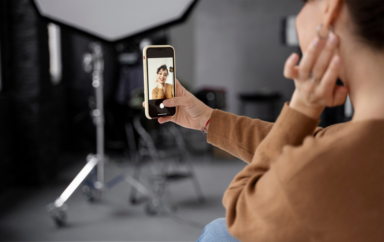 Почему освещение от компьютера и смартфона влечет за собой быстрое старение кожи и пигментацию