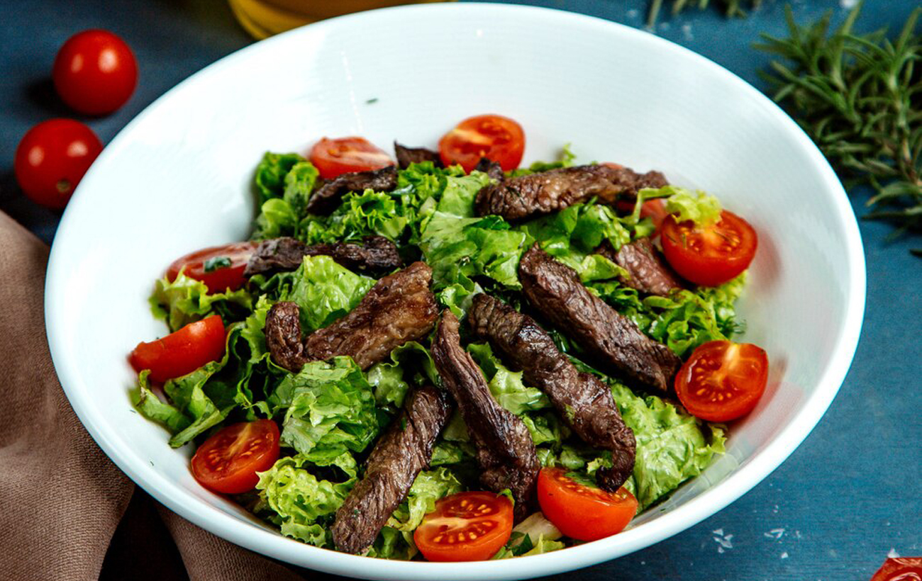 Полезно, легко и вкусно: 5 рецептов летних салатов с мясом и морепродуктами