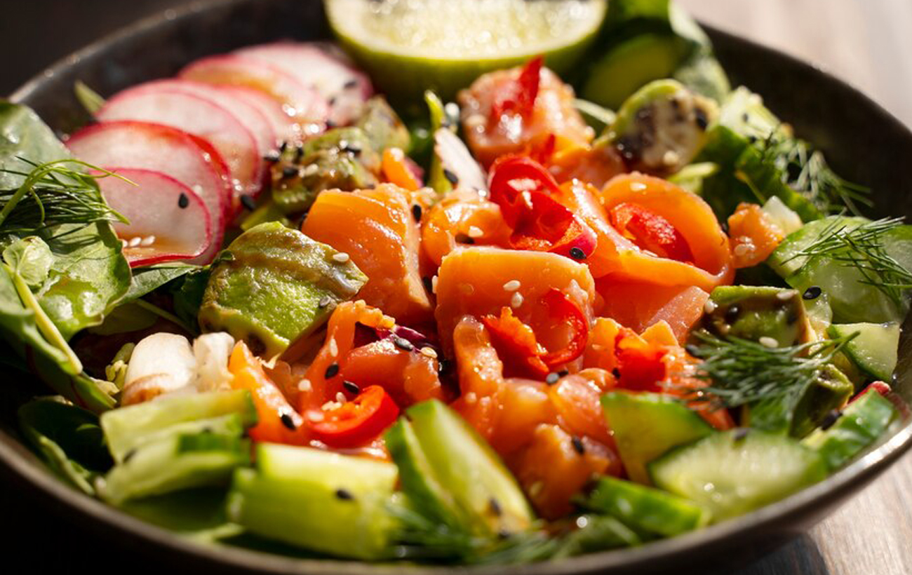 Полезно, легко и вкусно: 5 рецептов летних салатов с мясом и морепродуктами