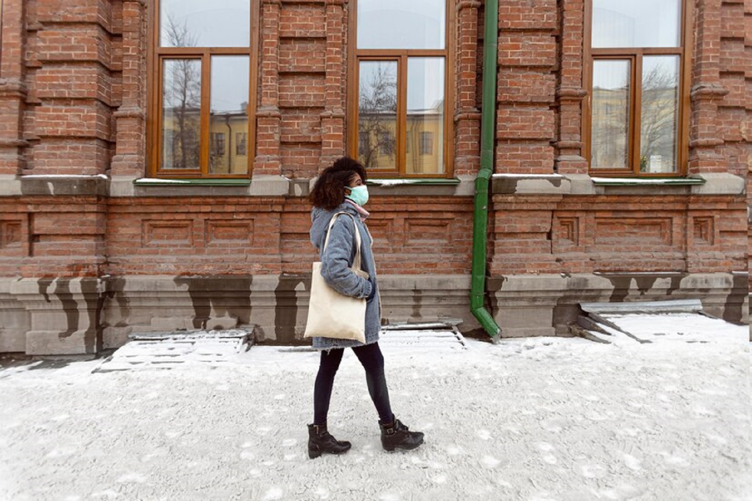 Не только соль или песок: чем лучше посыпать дорожки зимой, чтобы уберечься от падений