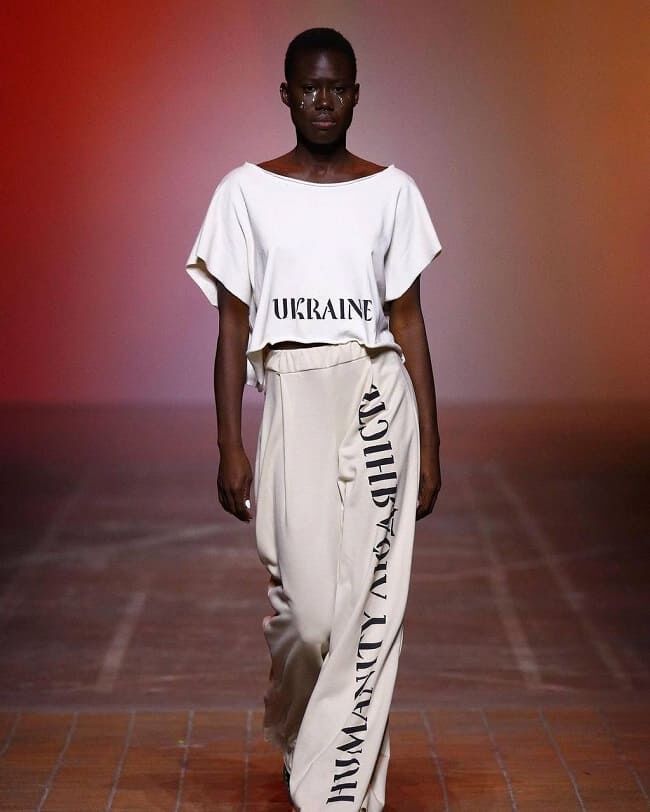 Футболка &quot;как у Зеленского&quot;: как в мире распространяется тренд на все украинское (фото)