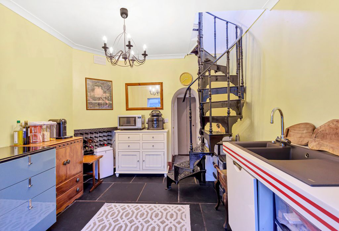 Старый флигель площадью 38 кв.м продают за 300 тысяч долларов