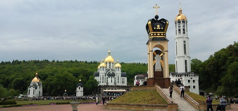 В церквях Украины стали вакцинировать от коронавируса прихожан и паломников