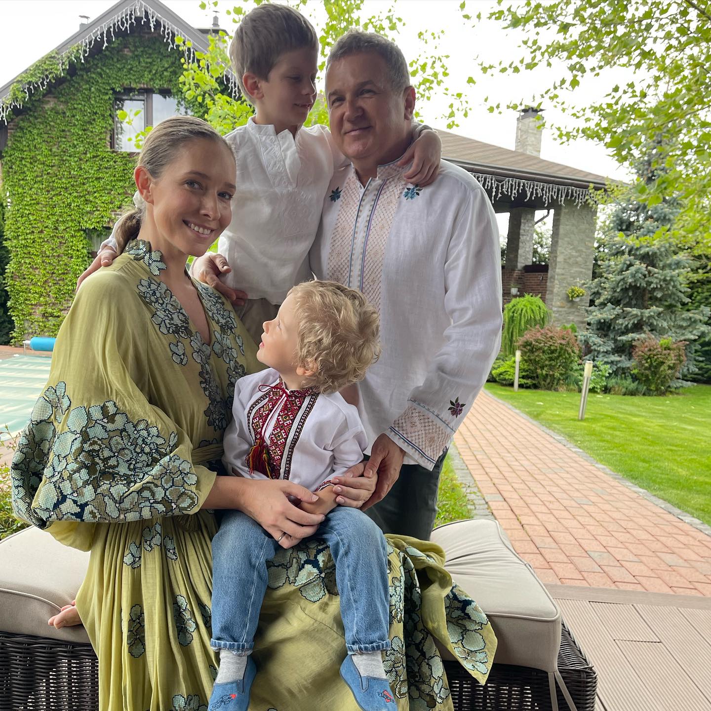 Вишиванки і не тільки. В яких вбраннях українські знаменитості зустрічають Великдень (фото)