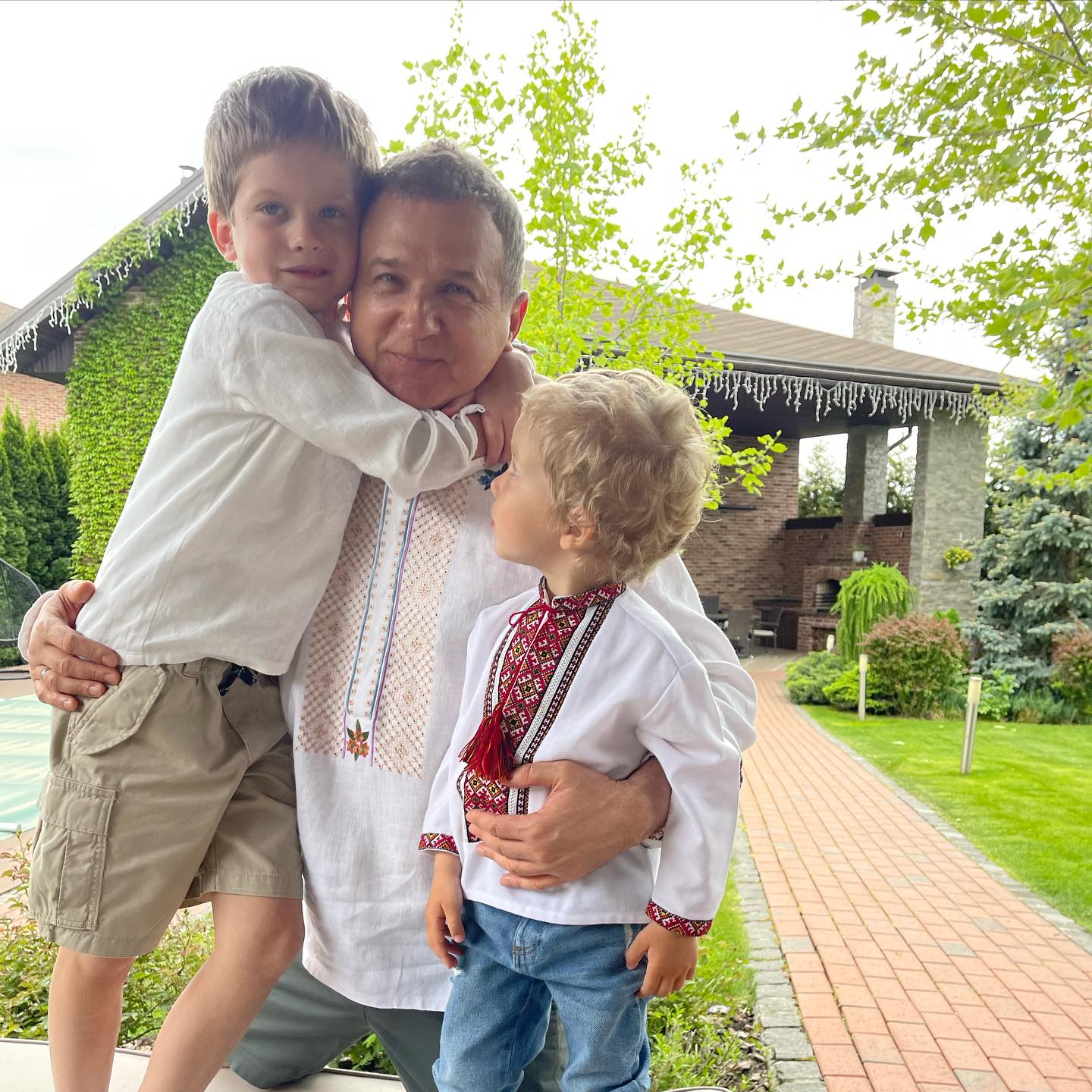 Вишиванки і не тільки. В яких вбраннях українські знаменитості зустрічають Великдень (фото)