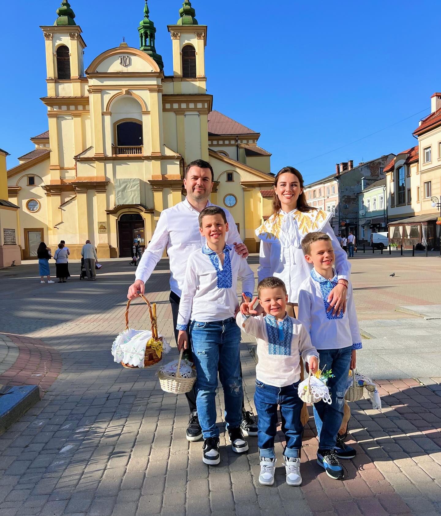 Вишиванки і не тільки. В яких вбраннях українські знаменитості зустрічають Великдень (фото)