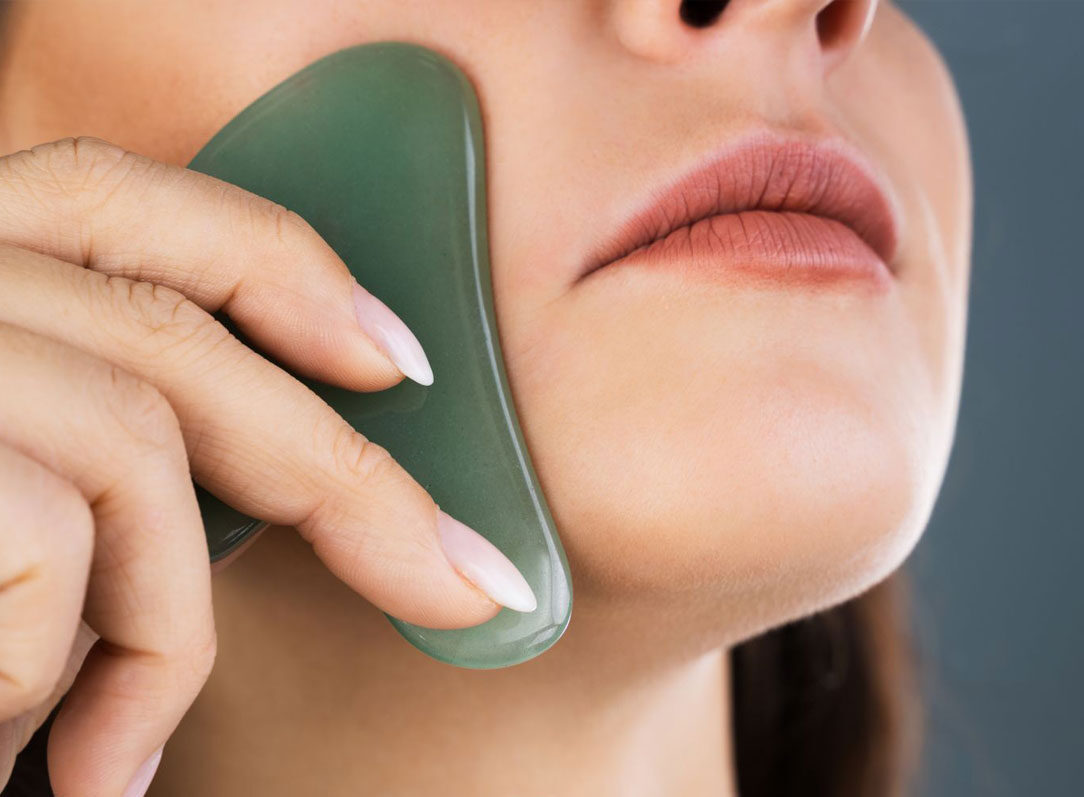 Эффективен или нет? Действительно ли скребок гуаша улучшает тонус лица