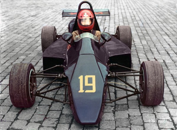 С двигателями от истребителей и вертолетов: подборка уникальных гоночных авто из Харькова