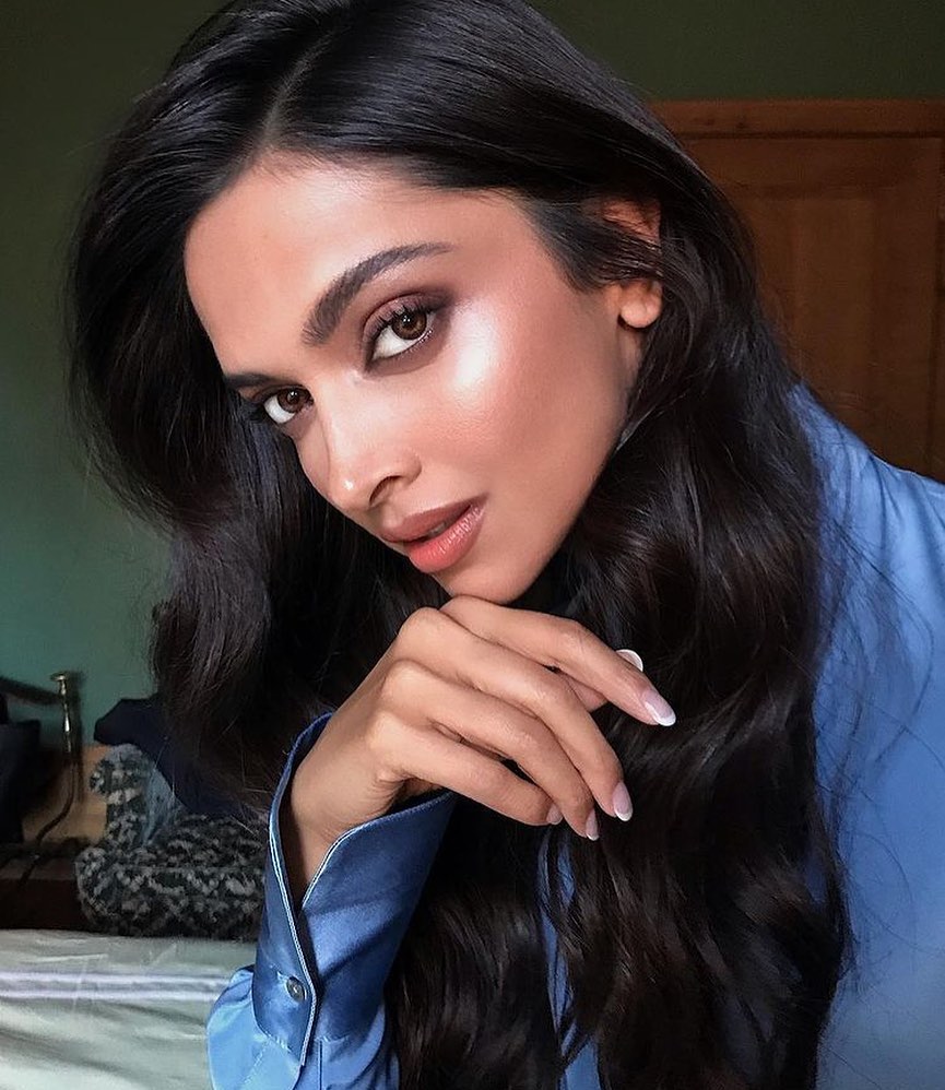 Розовые румяна, неон и глянцевый блеск: главные тренды летнего макияжа 2022